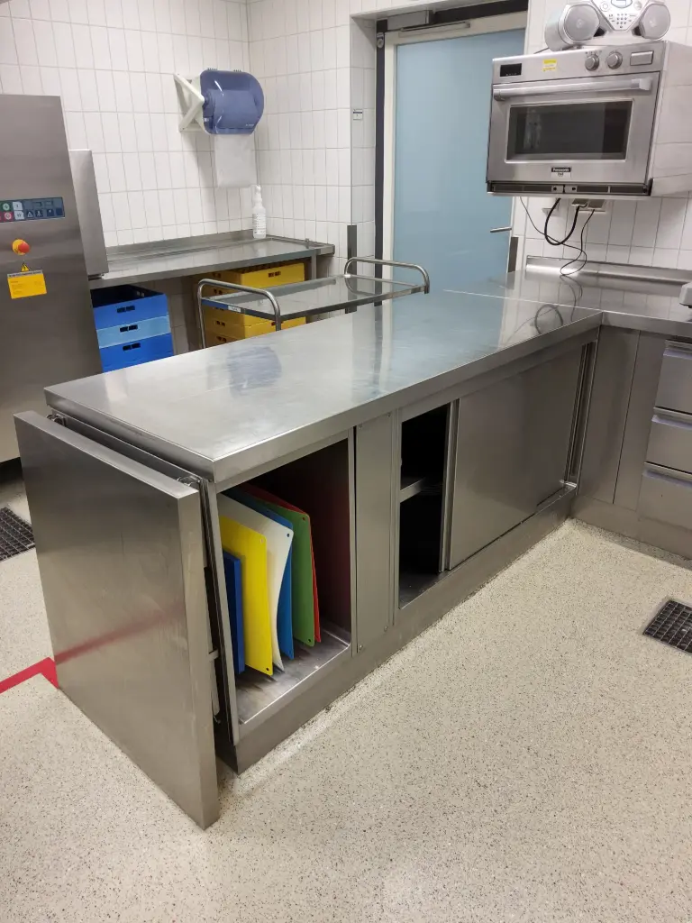 Stellage Großküche mit beidseitigen Schiebetüren 