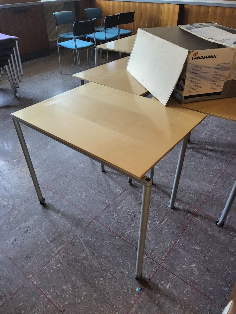 Tisch mit Rollen