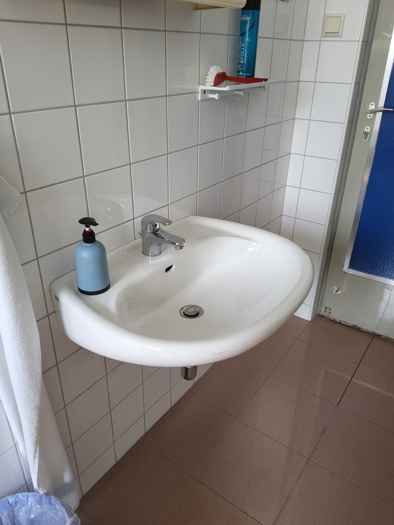 Waschbecken inkl. Armatur 65x49