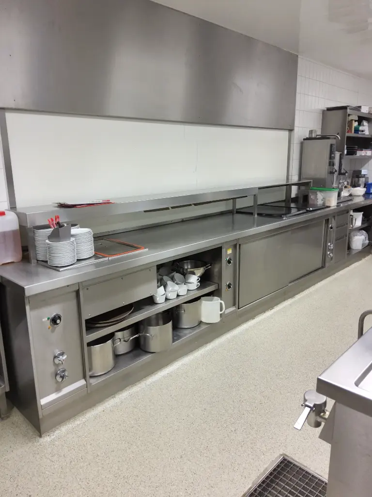 Essensausgabe Großküche mit Warmhalteelementen