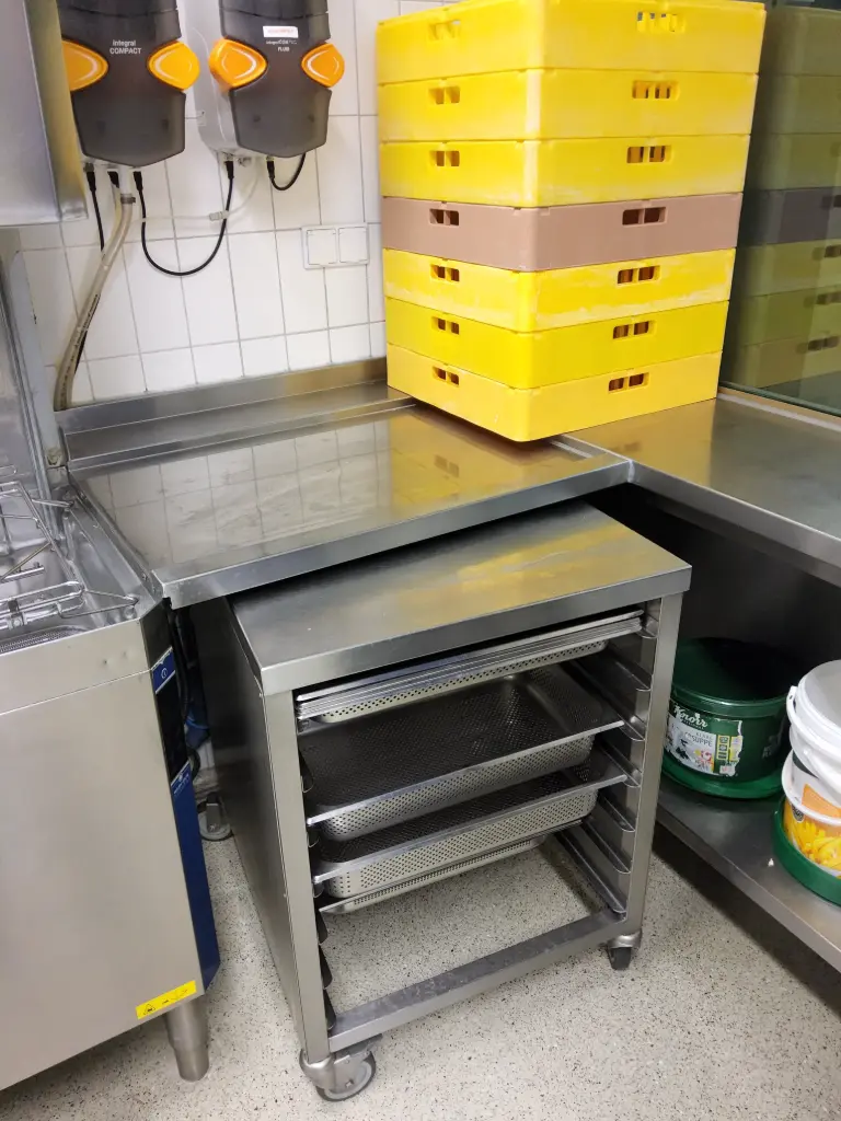 Stellage Großküche mit Rollwagen