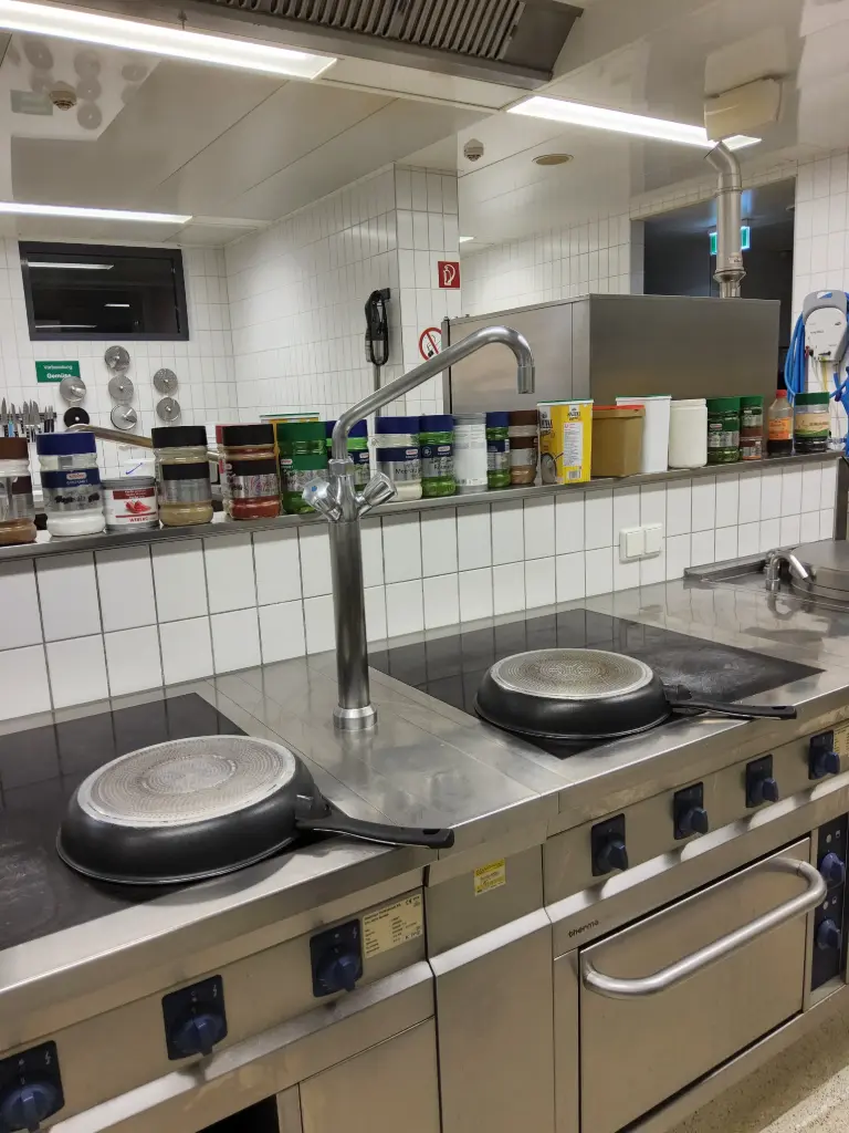 Stellage Großküche mit Wasserhahn