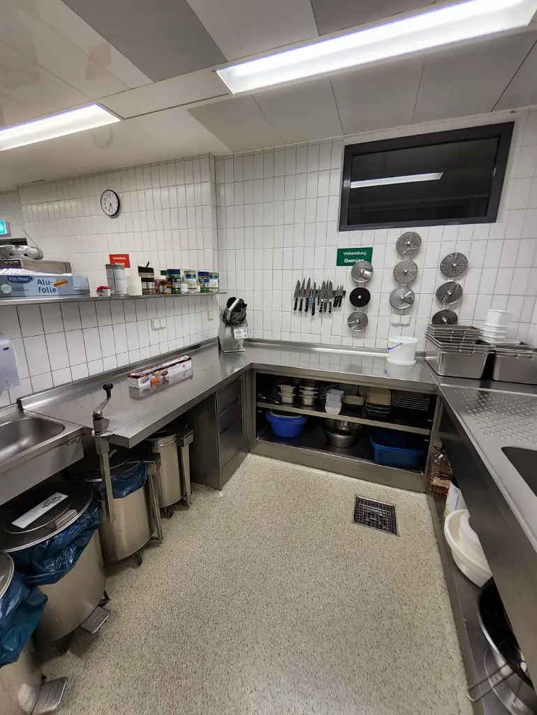 Stellage-Eckelement Großküche mit Abfalleimern