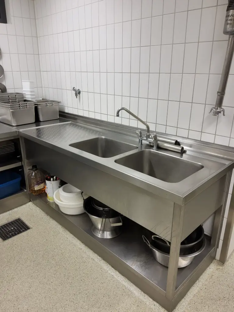 Stellage Großküche mit Doppelwaschplatz