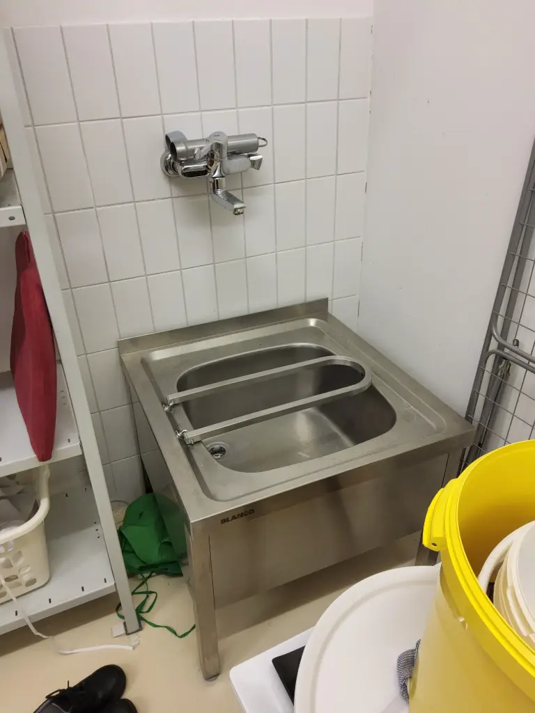 Ausgusswaschbecken Edelstahl, mit Armatur 