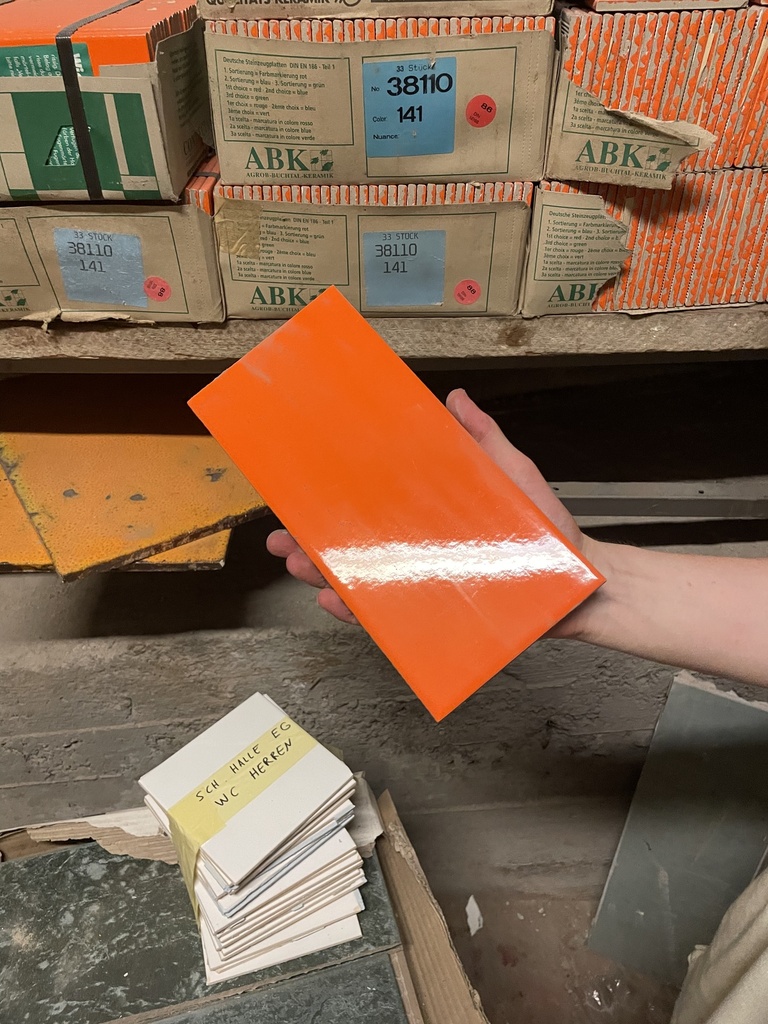 Fliesenrestbestand orange/blau im 70-er Flair - neuwertig