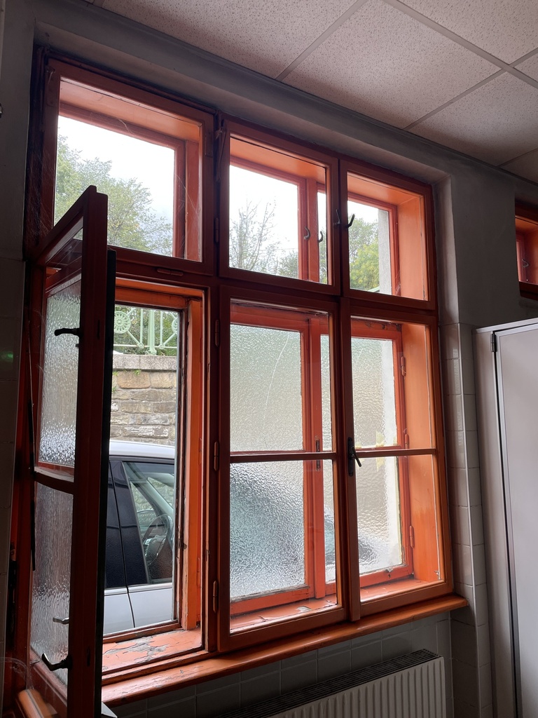 Kastenfenster mit Messingbeschlägen, orange / grün