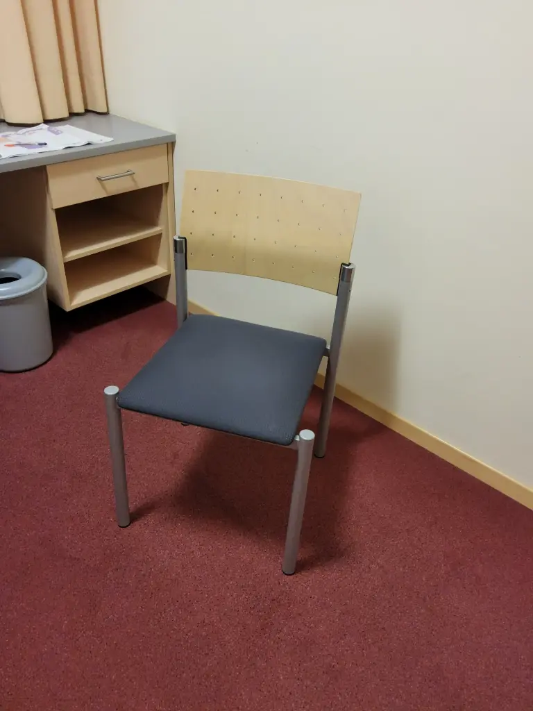 Stapelstuhl Zimmer, grauer Stoffbezug