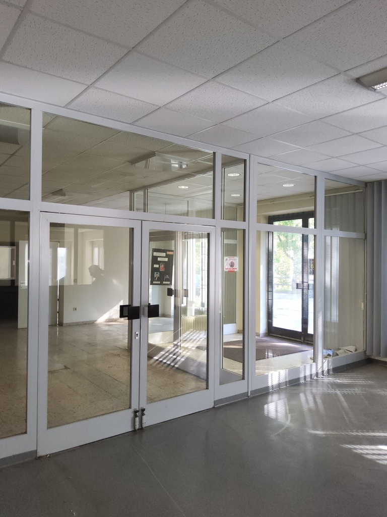 Glastrennwand mit Türportal