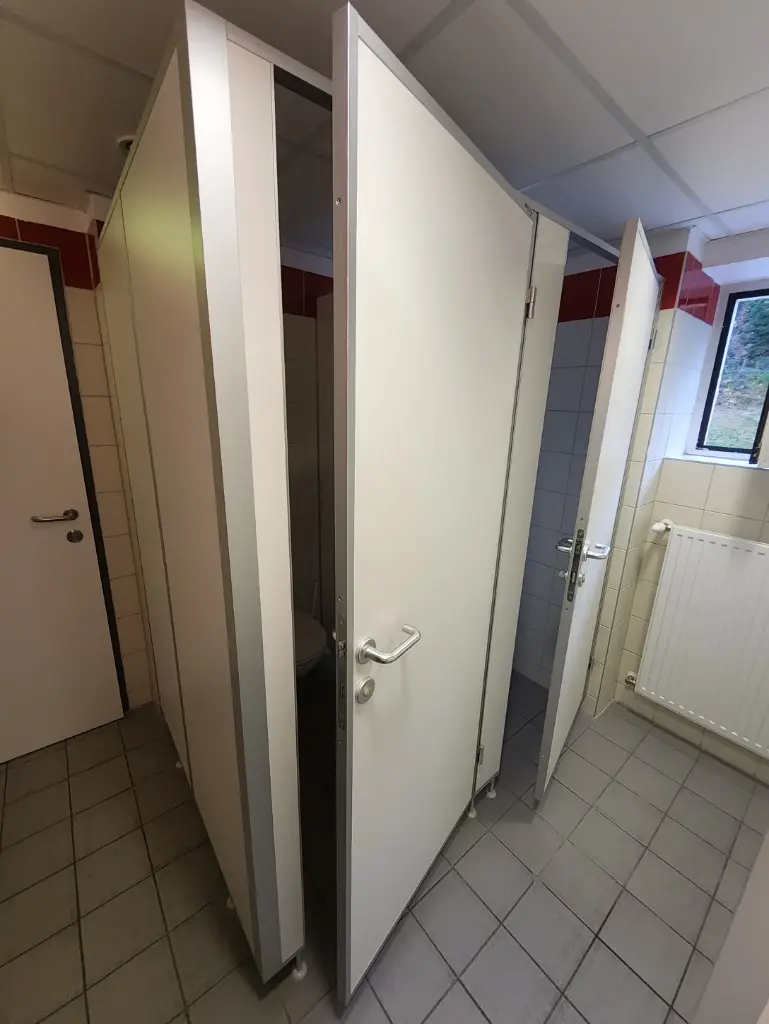 Sanitärkabine mit 2 Abteilen