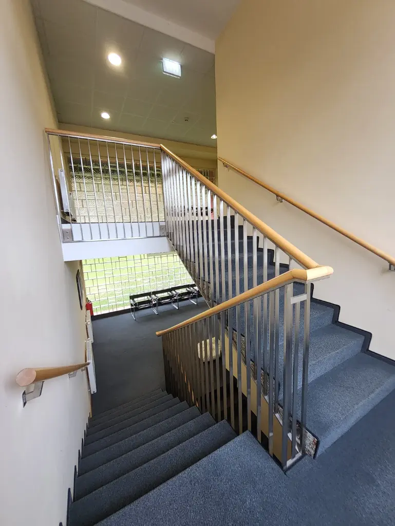 Stiegengeländer Edelstahl mit Vollholzhandlauf