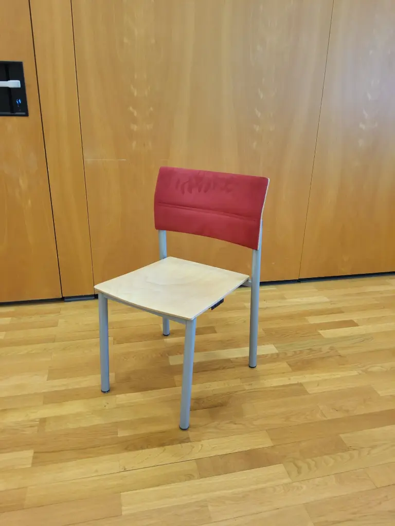 Stapelstuhl Speisesaal, Sitzfläche Sperrholz, Rückenlehne roter Stoffbezug