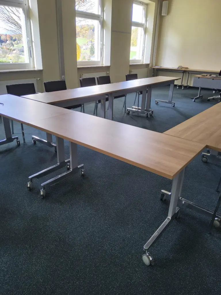 Konferenztisch modular, schwenkbar