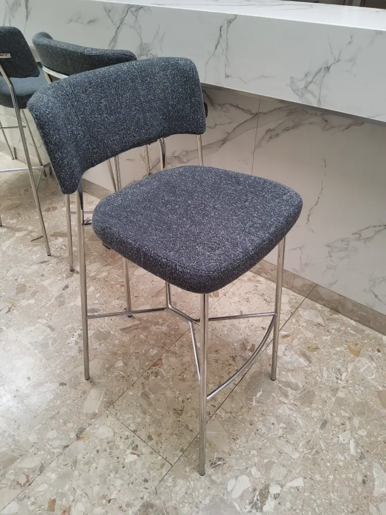 Barhocker mit Stoffbezug grau