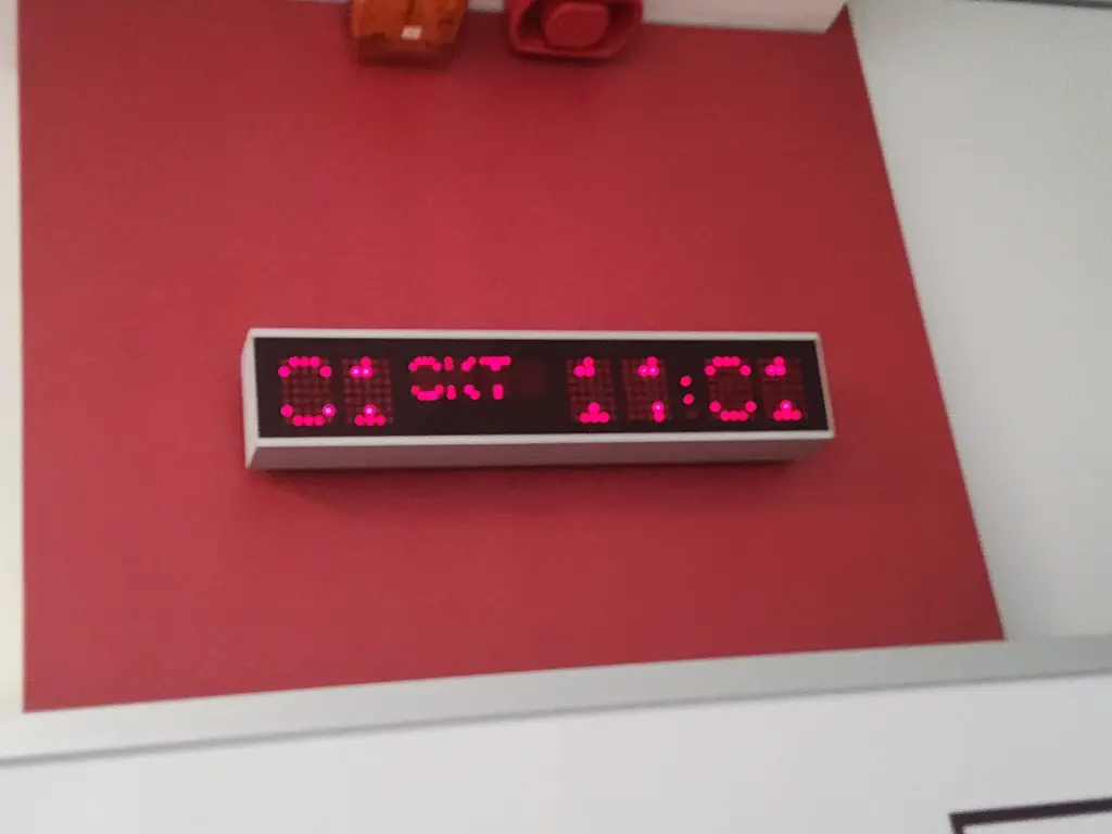 Wanduhr digital, Schauer