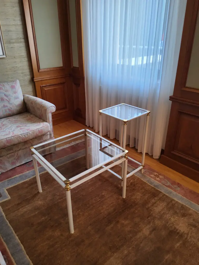 Metalltische mit Glaseinsatz