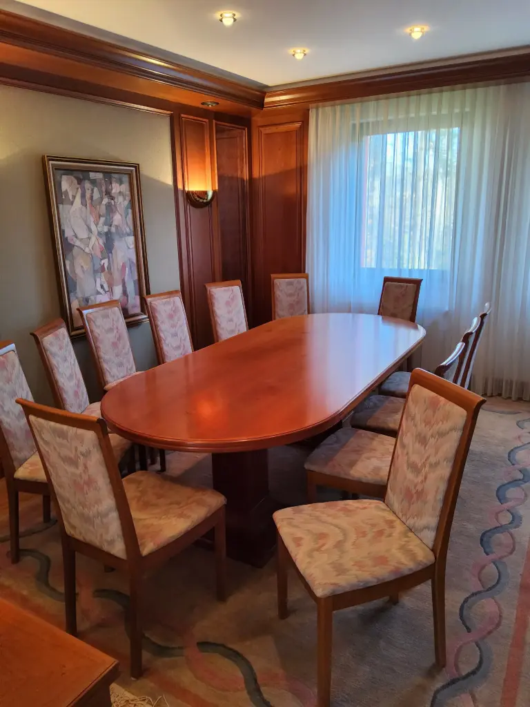 Esstisch-Gruppe mit 12 Stühlen, Maße vom Tisch