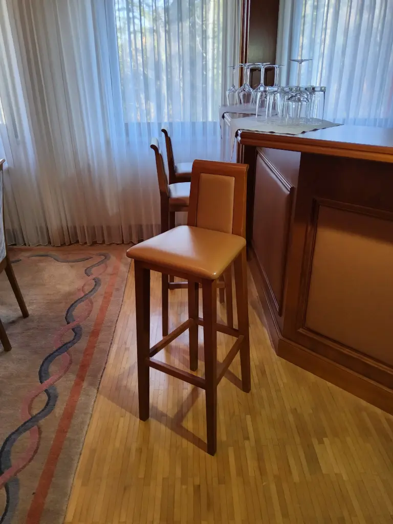 Barhocker mit Lederbezug
