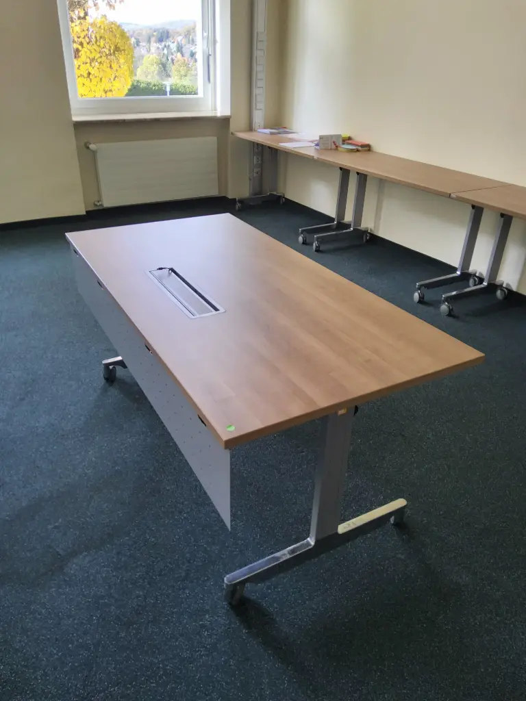 Konferenztisch modular, mit Buchse und extra Blenden