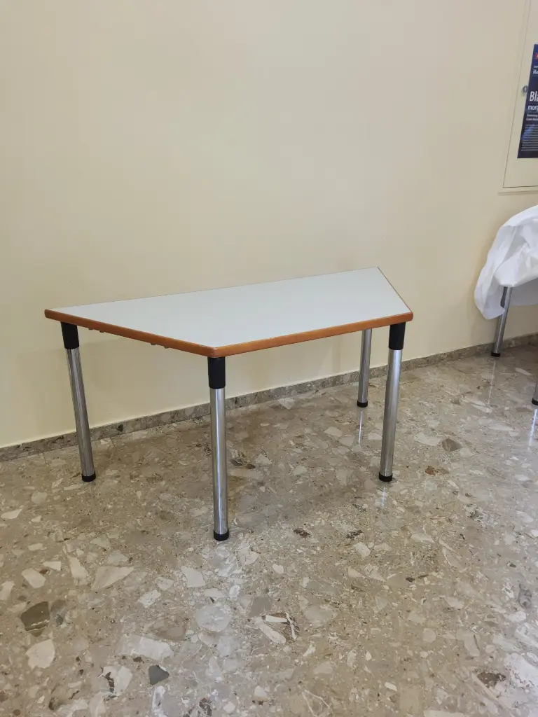 Trapeztisch mit Chromfüßen, 160x69x74