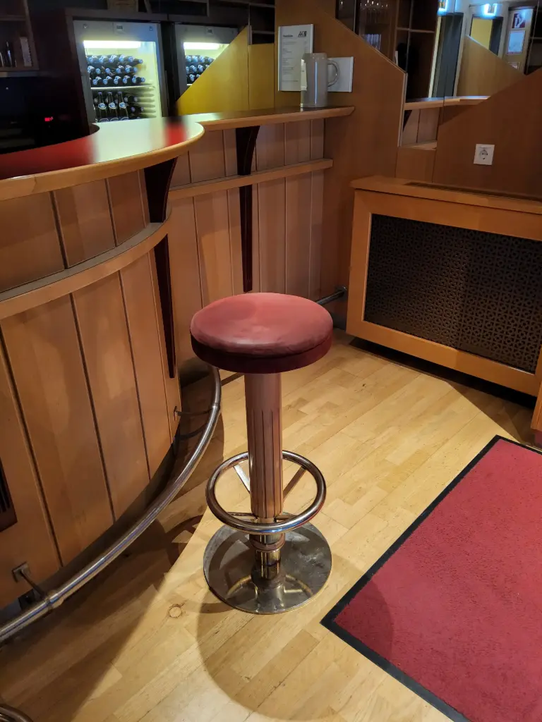 Barhocker mit rotem bezug