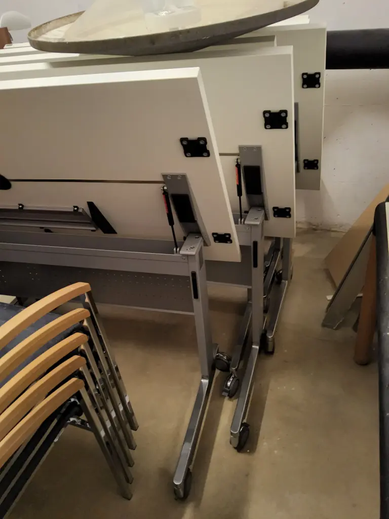 Konferenztisch weiss modular, mit Buchse