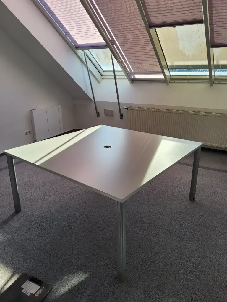 Tisch quadratisch 150