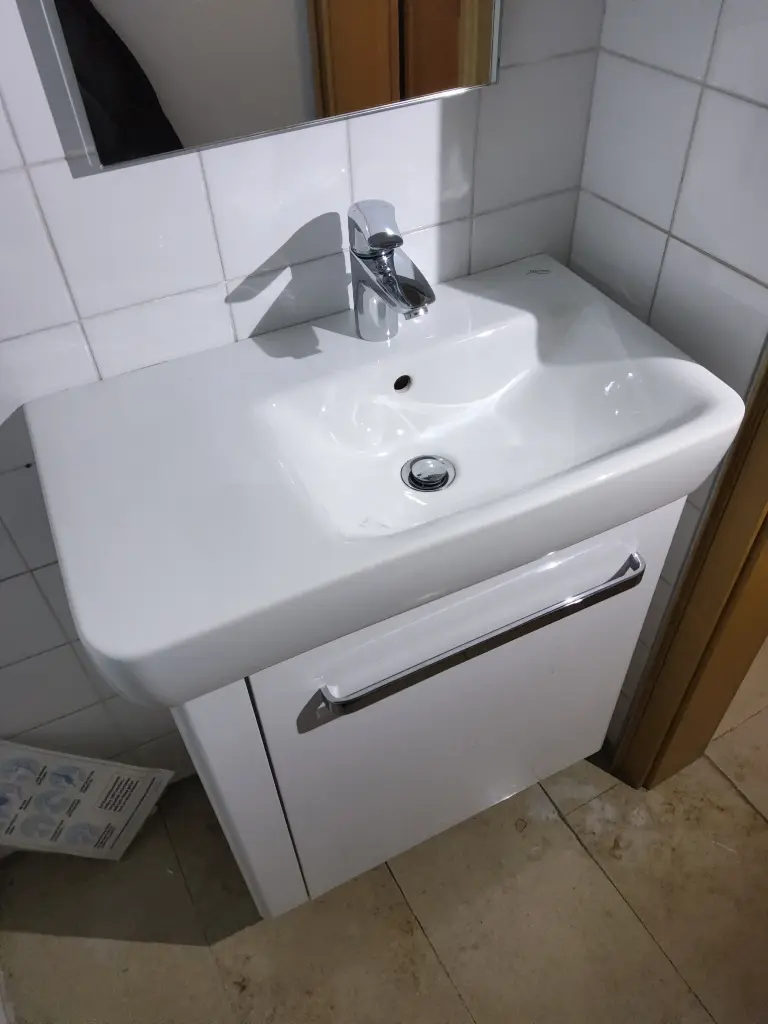 Waschtisch mit Unterschrank und Armatur