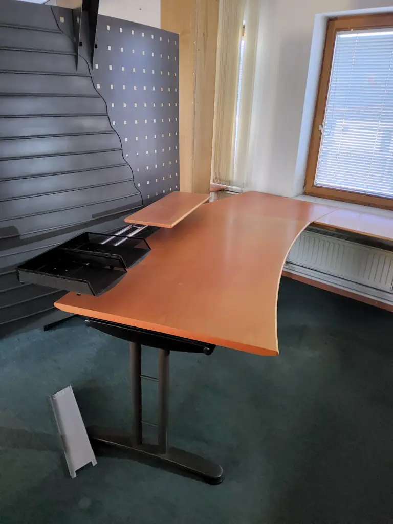 Tisch, bogenförmig mit Pult