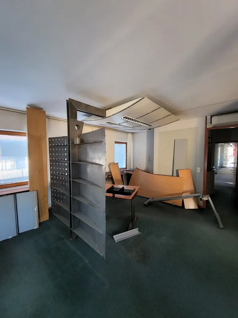 Metallkonstruktion, Raumtrenner mit Leuchte