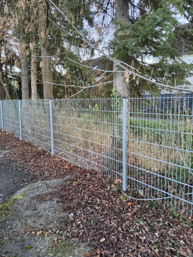 Maschendrahtzaun mit verzinkten Pfosten