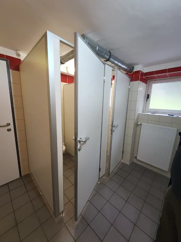 Sanitärkabine mit 2 Abteilen