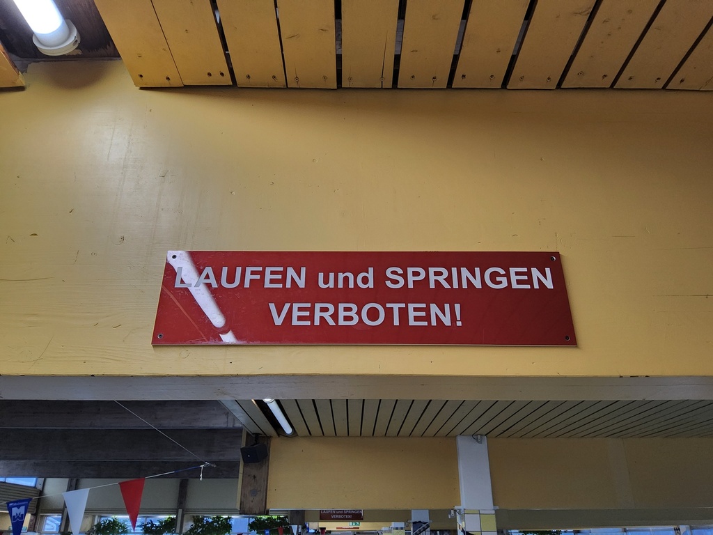 Schild "Laufen und Springen Verboten"