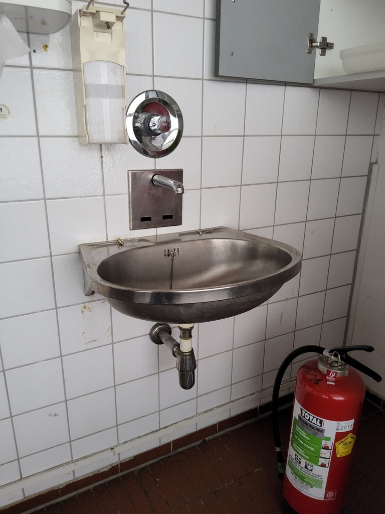 Waschbecken mit Sensorarmatur