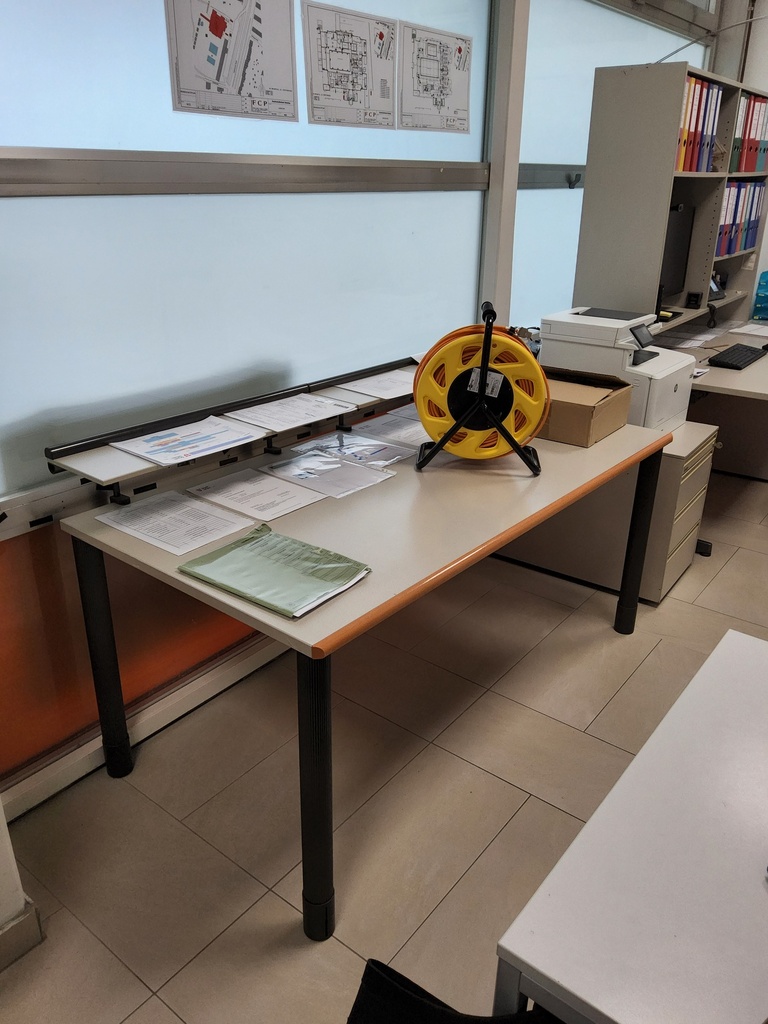 Schreibtisch Bene mit Ablage