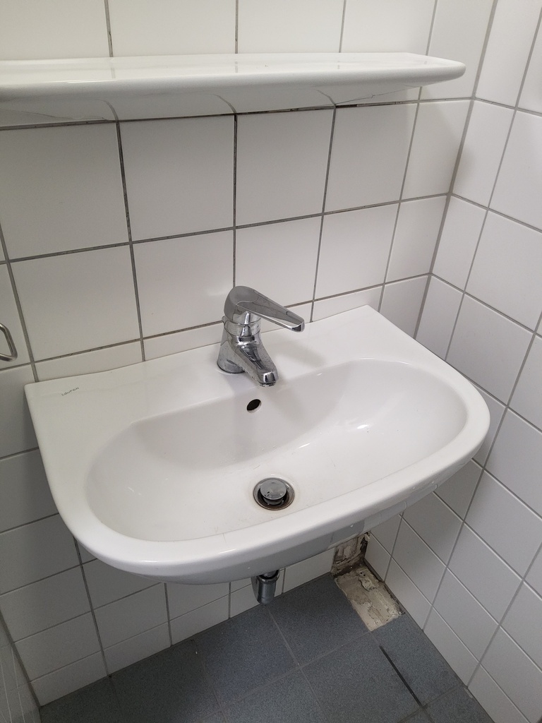 Waschbecken mit Armatur