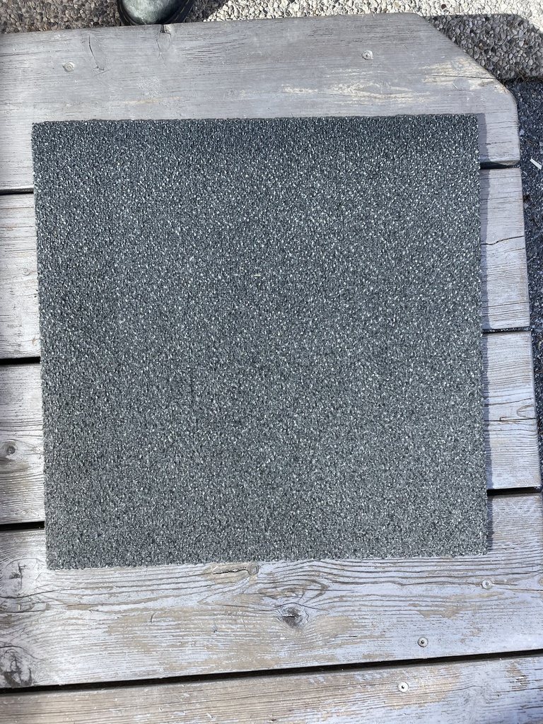 Teppichfliese grau, bereits demontiert