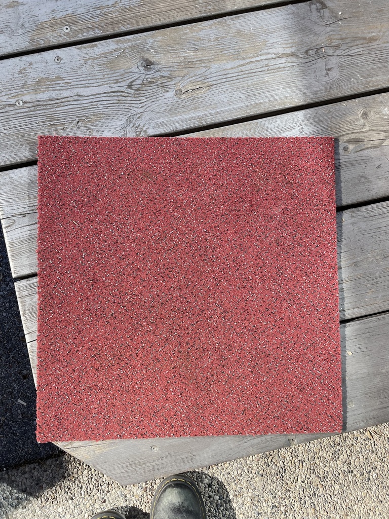 Teppichfliese rot, bereits demontiert