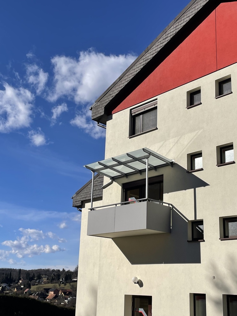 Glasvordach Balkon, auf Stahlkonstruktion