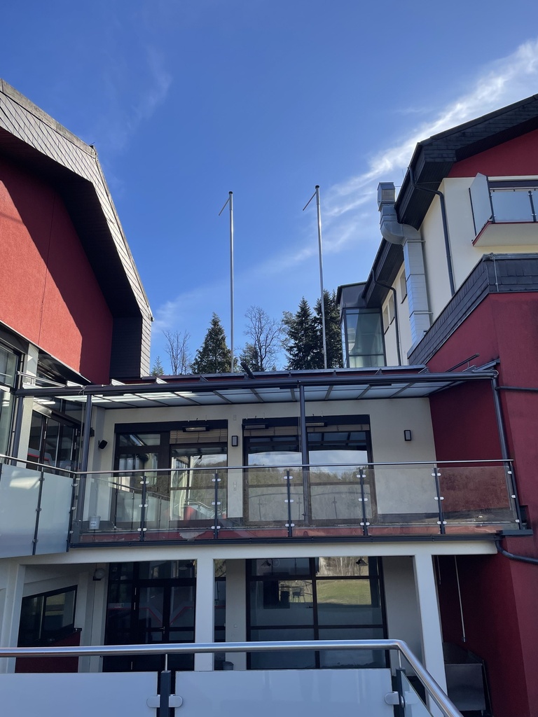 Glasüberdachung Terrasse, mit elektr. gesteuerter Beschattung an Ober- & Vorderseite