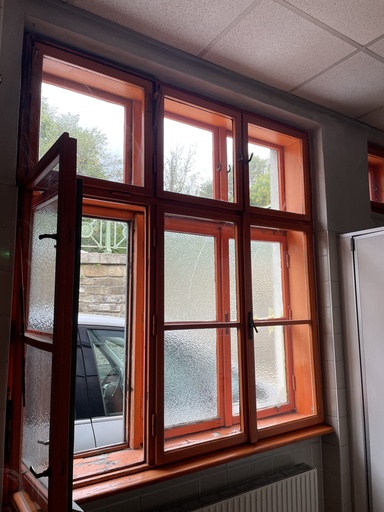 Kastenfenster mit Messingbeschlägen, orange / grün