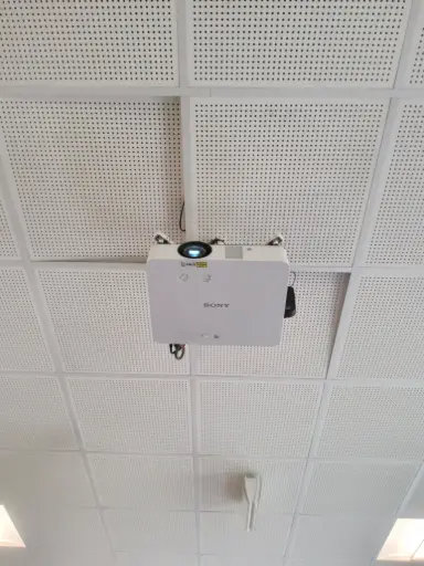 [OMAK] Beamer Sony, mit Deckenhalterung 