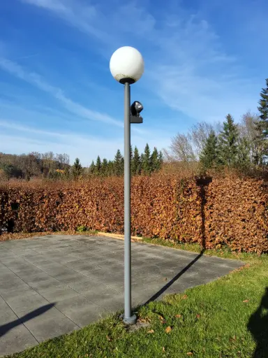 [OMAK] Leuchtmast mit Strahler