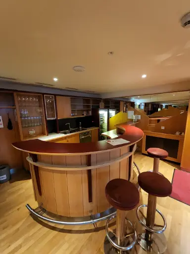 [OMAK] Bar Buche/Weinrot