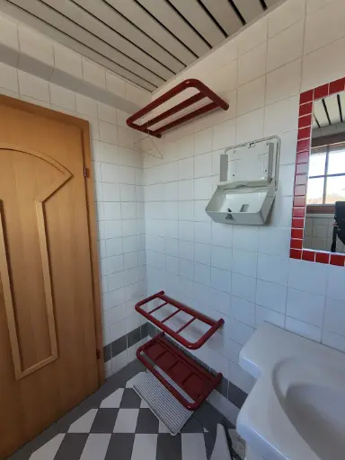 [LOOSD] Garderobe rot