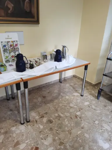 [OMAK] Tisch mit Chromfüßen, 130x80x75