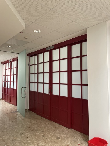 Portal mit Schiebetüre und Glaseinsatz