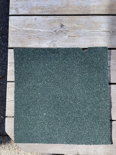 Teppichfliese dunkelgrün, bereits demontiert